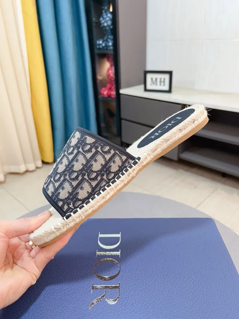 Men's men's shoes💰320🌸🌸High-end version. DIOR💁Men's slippers, high-end and upscale [strong][strong], compare quality at counters. The upper is hand-drawn, a combination of native hemp and raw rubber sole [strong][strong], breathable and non-slip outsole [rose][rose], breathable and comfortable lambskin lining, density 100% comfortable [gift][gift], original wear-resistant code number 38-44. Can be customized 45-46-47